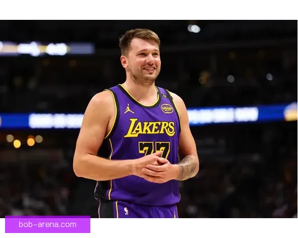 东契奇腿筋受伤老詹重回持球核心湖人依赖41岁老将撑局面