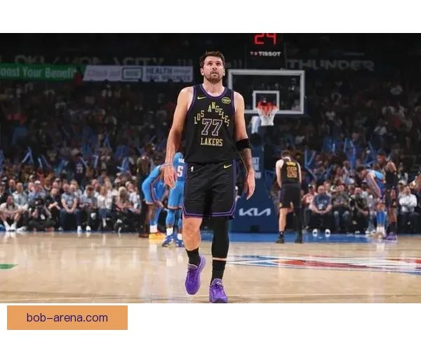 东契奇腿筋受伤老詹重回持球核心湖人依赖41岁老将撑局面